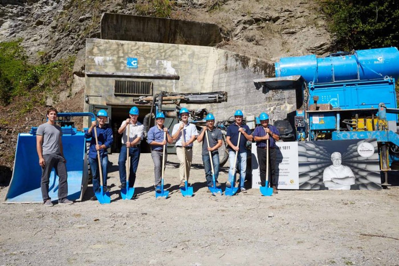 Posieren beim Spatenstich: Ab April wird in den ehemaligen Militärstollen im Hintergrund Käse gelagert. (Bild Tom Trachsel/zVg)