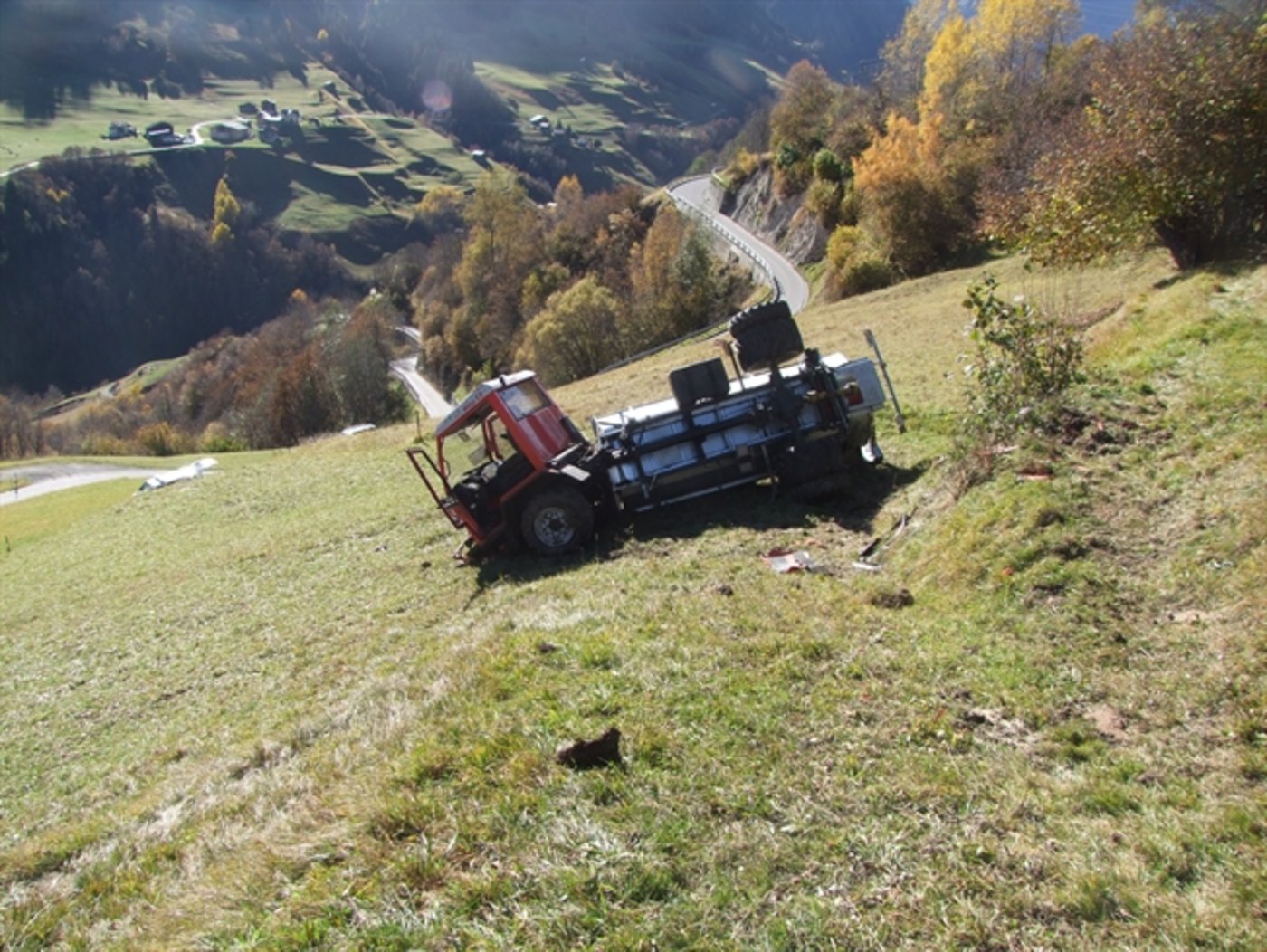 Beim Unfall wurde der Bauer nur leicht verletzt. (Bild Kapo GR)