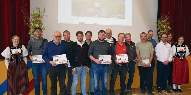 Der Präsident Daniel Schluep (Dritter v. r.) ehrte zusammen mit Ronny Schweizer und Nicolas Berger von Swissherdbook die Züchter der 100 000er-Kühe mit einer Plakette. 