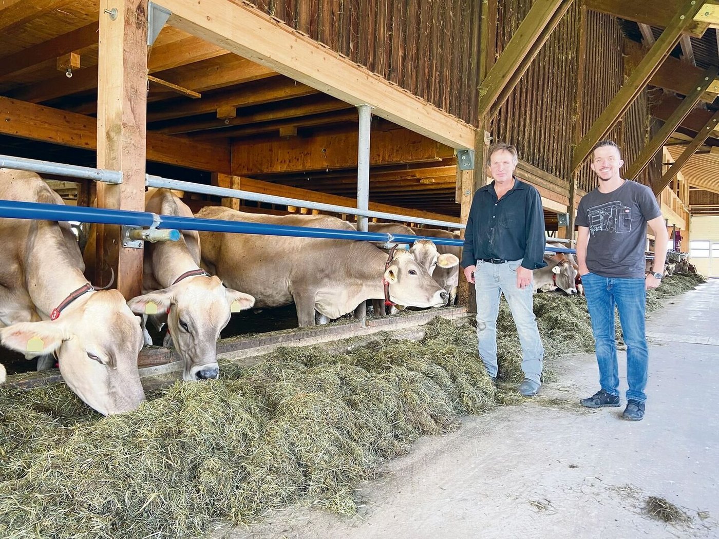 «So könnten wir den Betrieb mit gutem Gewissen an die nächste Generation übergeben»; Othmar Inglin (l.) und der regionale Lely-Berater Lars Lischer im umgebauten Stall in Rothenthurm SZ.