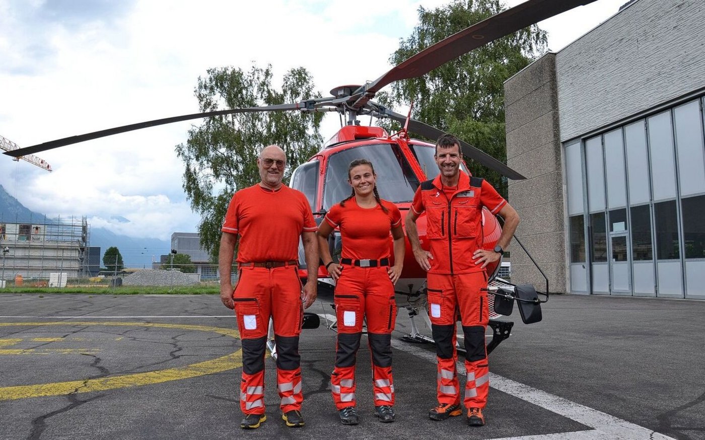 Ein eingespieltes Team in Wilderswil: Flughelfer Robi Hurschler und Anna auf der Maur mit Pilot Bruno Bhend (v.l.n.r).