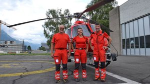 Ein eingespieltes Team in Wilderswil: Flughelfer Robi Hurschler und Anna auf der Maur mit Pilot Bruno Bhend (v.l.n.r).