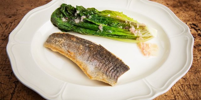 Bergforelle mit geräuchertem Lattich. (Bild Ueli Christoffel/SRF)