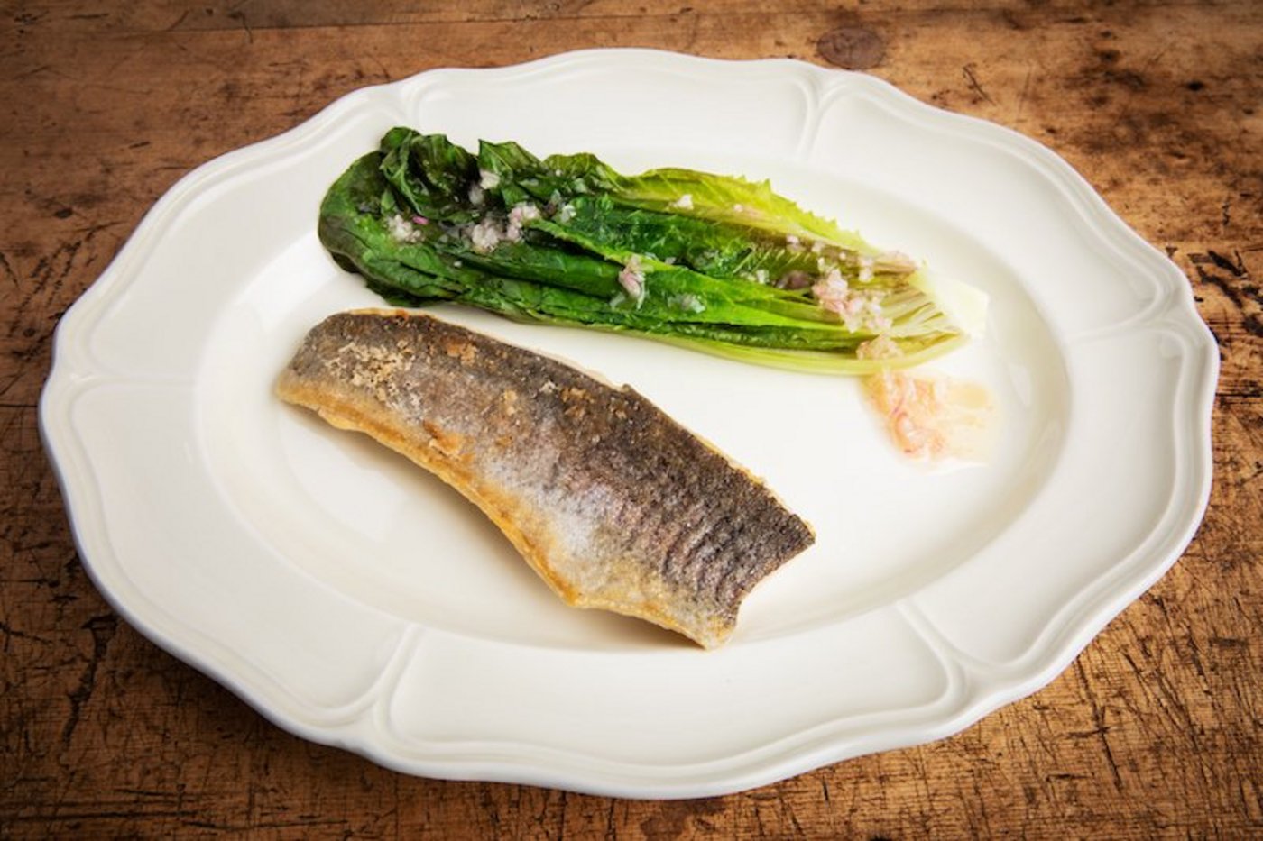 Bergforelle mit geräuchertem Lattich. (Bild Ueli Christoffel/SRF)