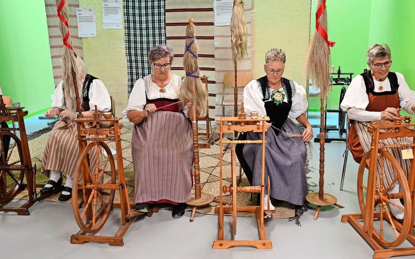 Die Arbeit am Spinnrad erfordert Übung, dann sei es ein Kinderspiel, weiss Christine Gerber aus Langnau i. Emmental (2. von rechts).  