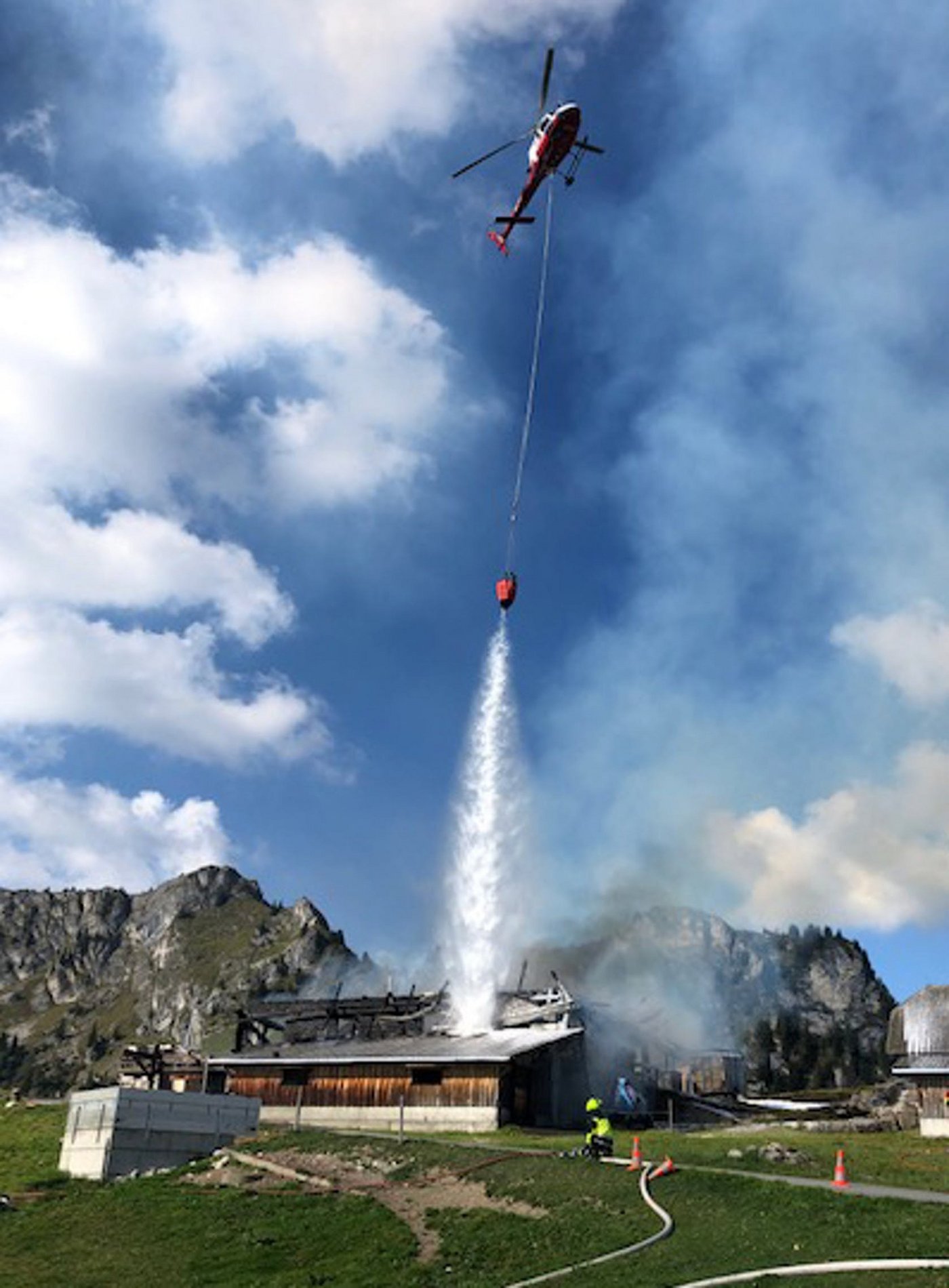 Für die Löscharbeiten wurde ein Helikopter aufgeboten. (Bild Kapo Bern)