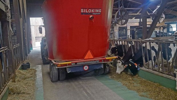 Landwirt Ueli Kuhn h Landwirt Ueli Kuhn hat in seinem Futtermischwagen einen Magneten verbaut, der Metallstücke aus dem Futter fischt.