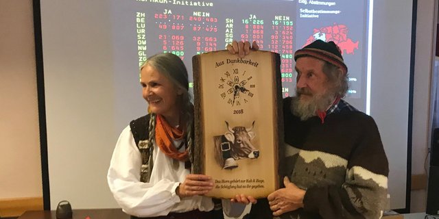 Lässt nicht locker: 2018 unterlag Armin Capaul (hier mit seiner Frau Claudia) mit der Hornkuh-Initiative an der Urne nur knapp. (Bild von der Abstimmungsparty akr)