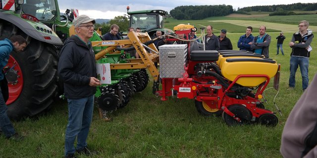 Berater Heinrich Hebeisen (l.) stellt die Strip-Till-Direktsaat-Maschine vor. Das Verfahren gefiel ihm besonders. (Bilder Josef Kottmann)