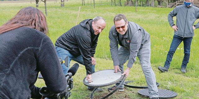 Regierungsrat Markus Dieth (links) und Landwirt Daniel Habegger haben die Aktion Schachtdeckel offiziell gestartet, beobachtet von Medien und Matthias Müller, Landwirtschaft Aargau (rechts). (Bild Ruth Aerni)