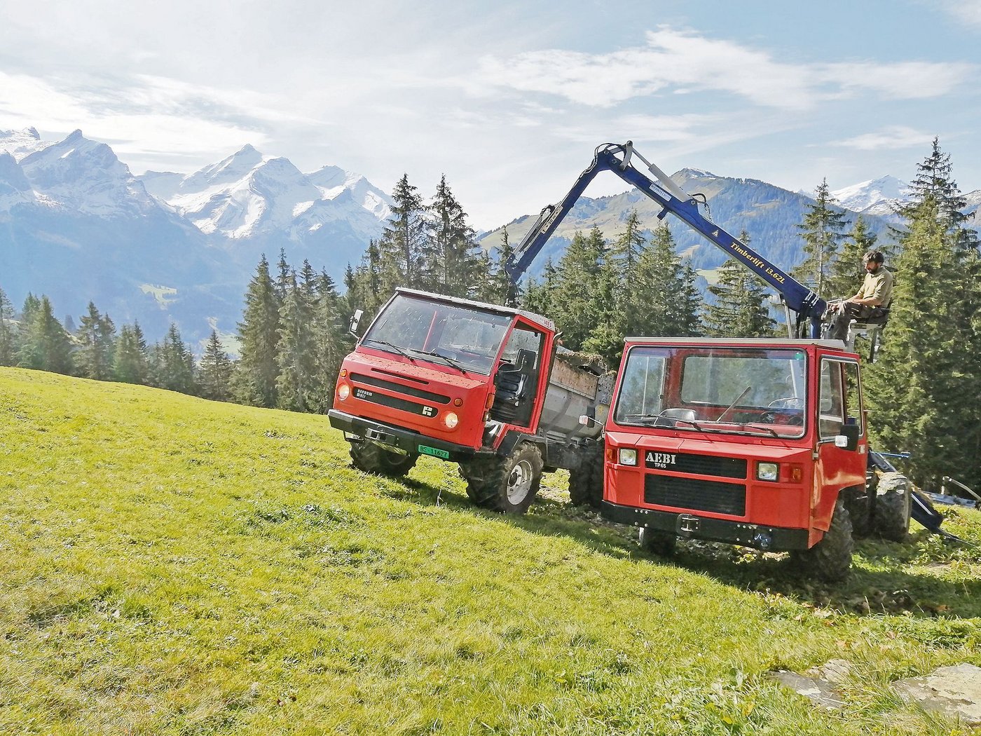 Die beiden Transporter in vollem Einsatz. Beides sind gute und zuverlässige Maschinen, die man aber manchmal auch warten muss. (Bild Toni Bergmann)