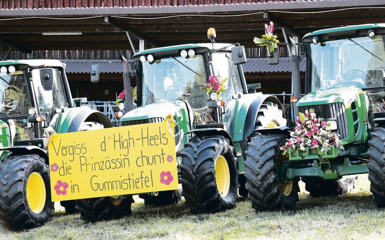 «Die Prinzessin kommt in Gummistiefeln», so dieses Schild am Traktor anlässlich einer Abschluss-feier. Die Berufsabschlüsse von Frauen nehmen zu, auch bei den Betriebsleiterinnen. 