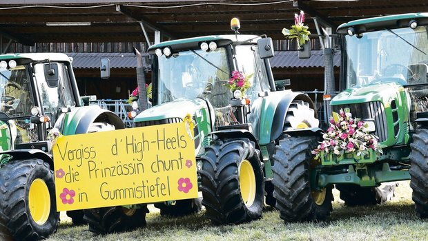«Die Prinzessin kommt in Gummistiefeln», so dieses Schild am Traktor anlässlich einer Abschluss-feier. Die Berufsabschlüsse von Frauen nehmen zu, auch bei den Betriebsleiterinnen. 