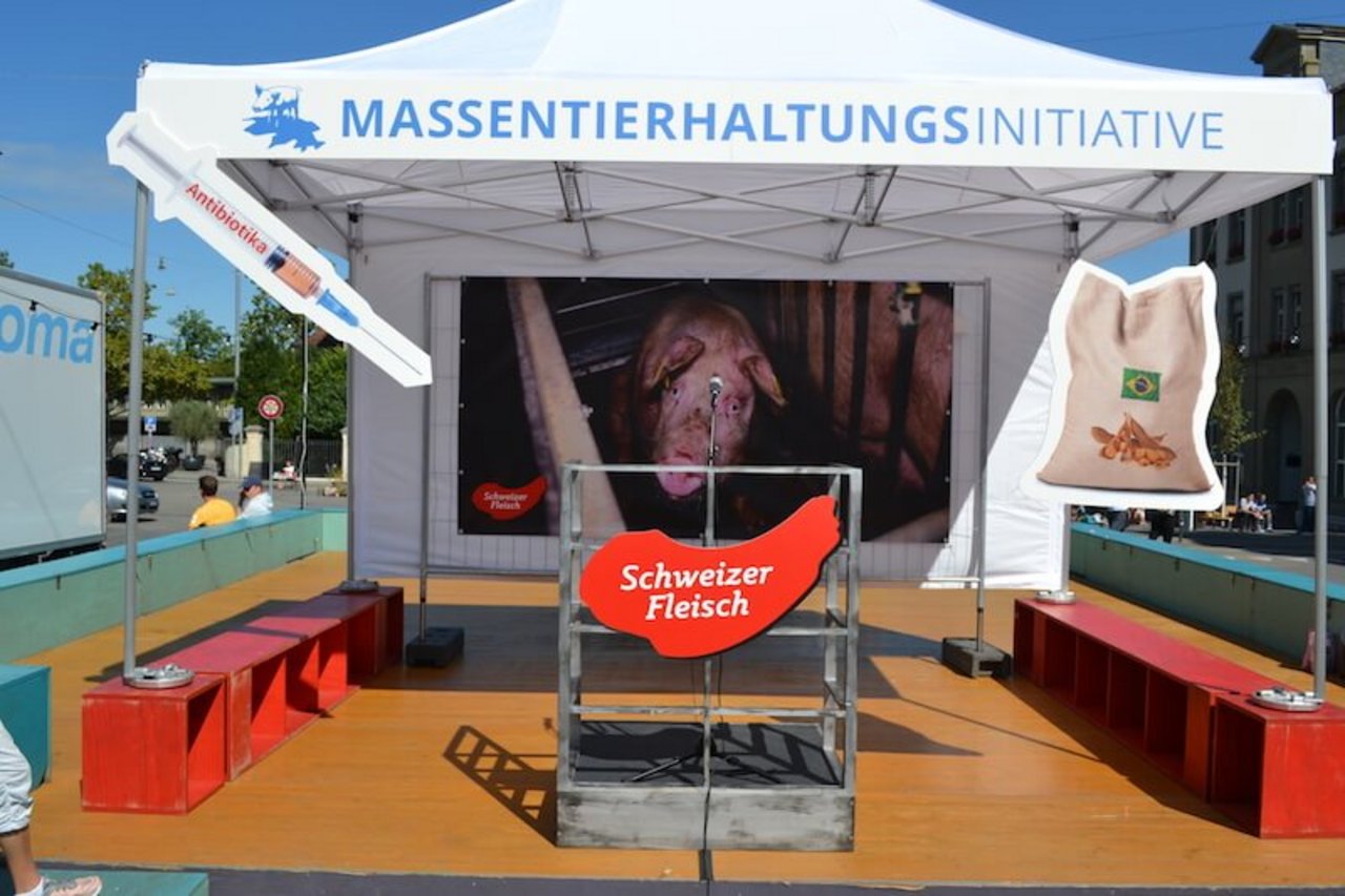 Die Bühne auf dem Berner Waisenhausplatz war bewusst hergerichtet: mit einem stilisierten Logo von Schweizer Fleisch, einer Antibiotikaspritze und einem Sack Kraftfutter aus Brasilien. (Bild jsc)
