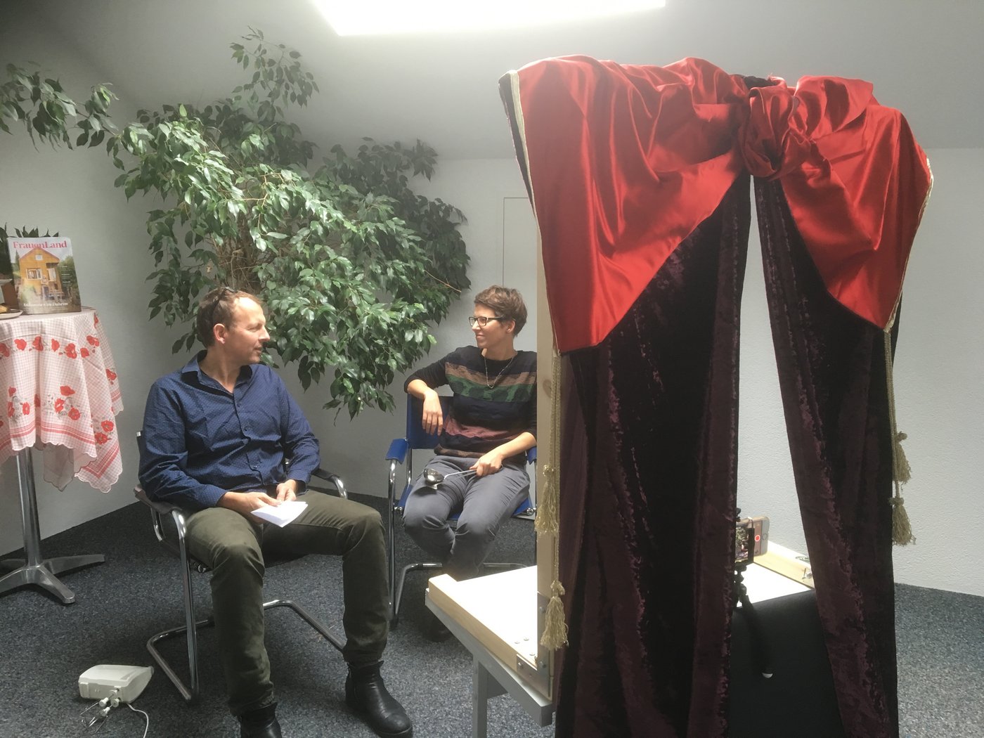 Chef Redaktor Adrian Krebs und Landleben Redaktorin Esther Thalmann haben bei der Sendung genau hingeschaut. (Bild BauZ)