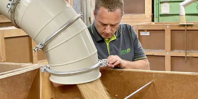 Jürg Jost, Leiter von UFA-Samen, prüft thermisch gereinigtes Saatgut.