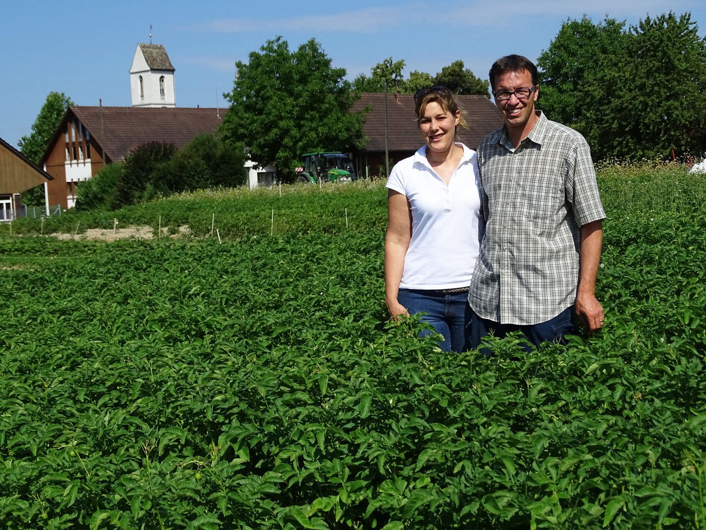 Nadine und Urs Steinmann führen in Ellikon an der Thur einen Hof mit Ackerbau und Tierhaltung. Auch im Weinbau sind sie tätig.