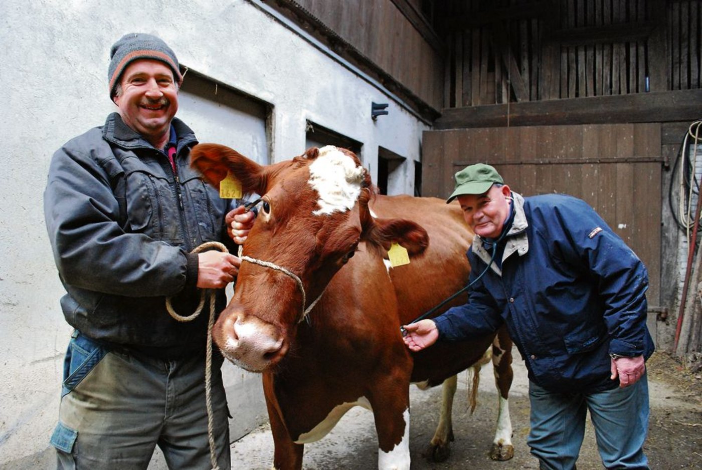 Heinz Biedermann (links) ist ein langjähriger Kunde von Tierarzt Urs Köchli (rechts). Es gebe immer wieder Krankheitsbilder, die ihn herausfordern würden, so Köchli. (Bild: Julia Schwery)