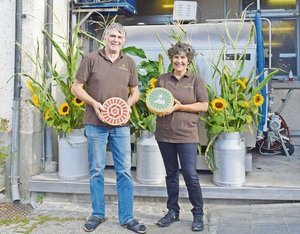 Otto und Claudia War Otto und Claudia Wartmann setzen sich für eine klimaneutrale Landwirtschaft ein und leben das auf ihrem Betrieb auch tagtäglich vor. Ihr Käse ist klimaneutral produziert.