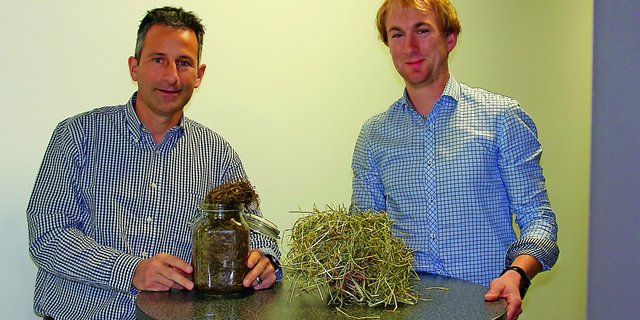 <p class="Bildlegende_Bildlegende_x05">Beat Reidy und Michael Sutter von der HAFL mit Futterproben. (Bild: Beat Schmid)</p>