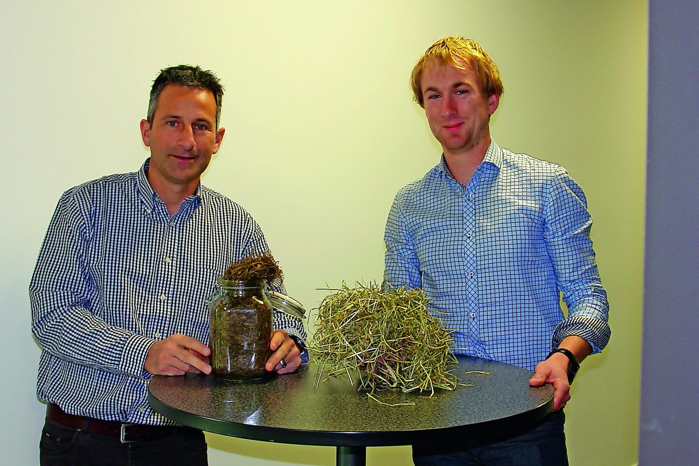 <p class="Bildlegende_Bildlegende_x05">Beat Reidy und Michael Sutter von der HAFL mit Futterproben. (Bild: Beat Schmid)</p>