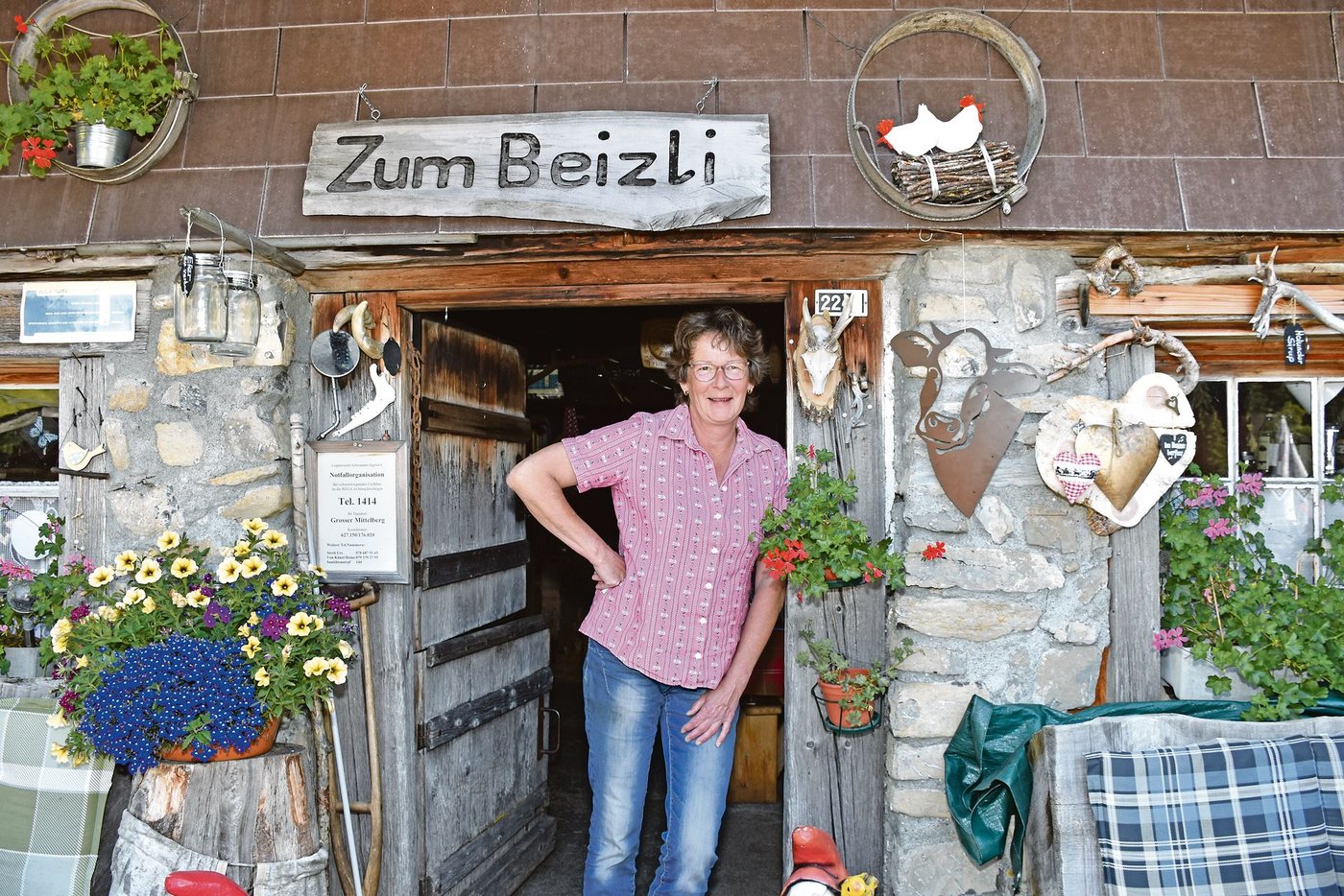Lili Jaberg vor dem Alpbeizli auf dem Grossen Mittelberg im Justistal. (Bilder Cornelia von Däniken)