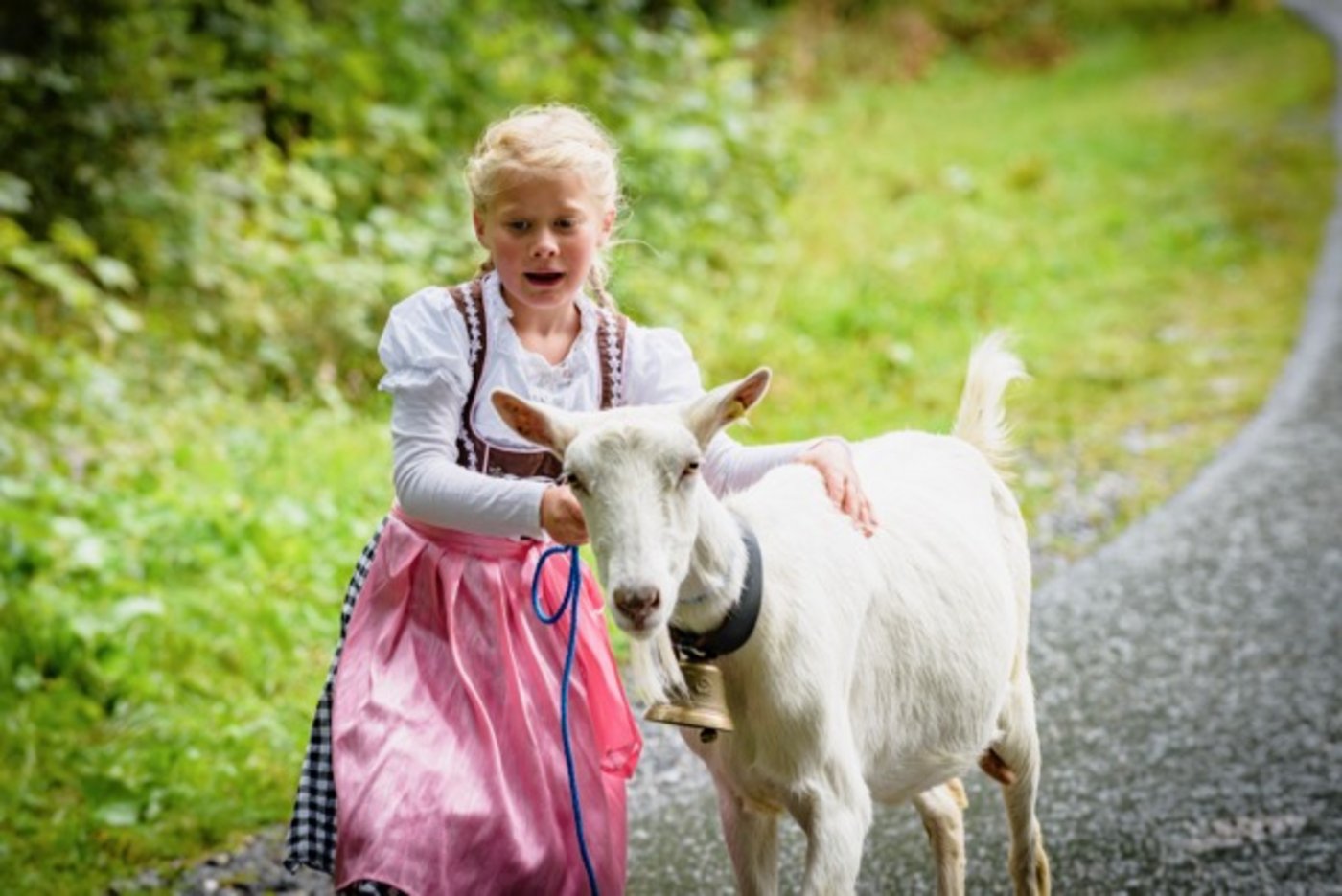 Die Männer, Frauen und Kinder waren festlich gekleidet. Auch die Tiere wurden geschmückt. (Bild Patrick Aegerter)