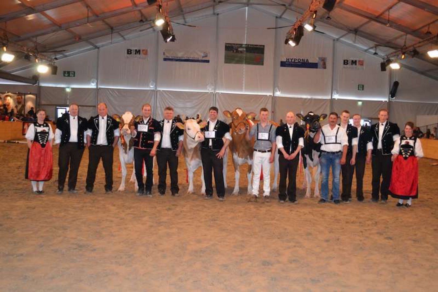 Die jeweiligen Rassenmissen, die Schöneutersiegerin, Richter, Ehrendamen und das OK. (Bild pf)