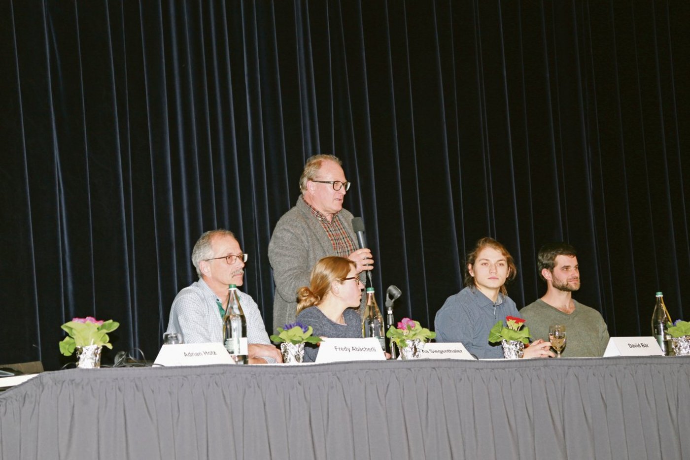 Am Zuger Bauerntag (v.l.): Fredy Abächerli, Tina Siegenthaler, Felix Bärtschi (stehend), David Bär und Adrian Rubi.(Bild Heinz Abegglen)