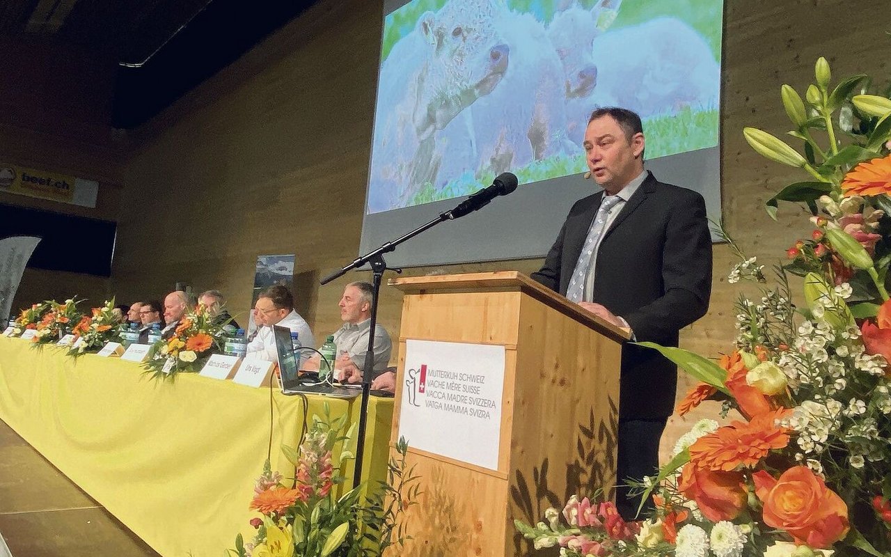 «Es kann nicht sein, dass mit Mutterkühen bestes Ackerland besetzt wird», sagt Mathias Gerber, hier an der Vereinsversammlung von Mutterkuh Schweiz vom Mittwoch.