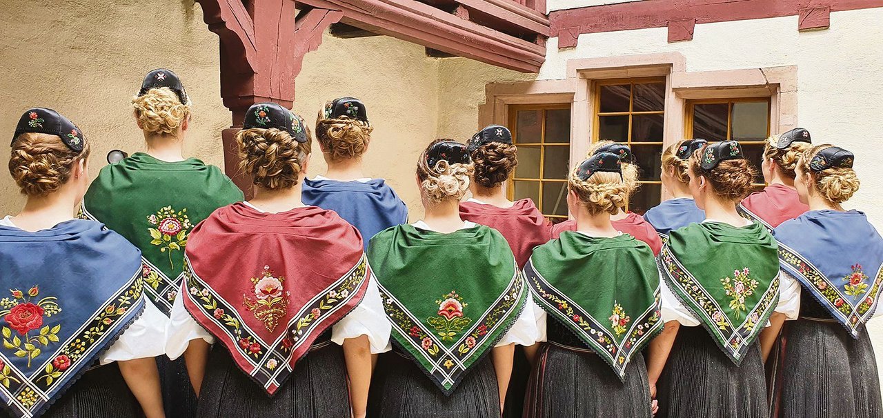 Die Ehrendamen sind bereit fürs Eidgenössischen Schwing- und Älplerfest 2022 in Pratteln BL. Ein Foto von Silvia Hägeli aus Therwil BL.(Bilder zVg)