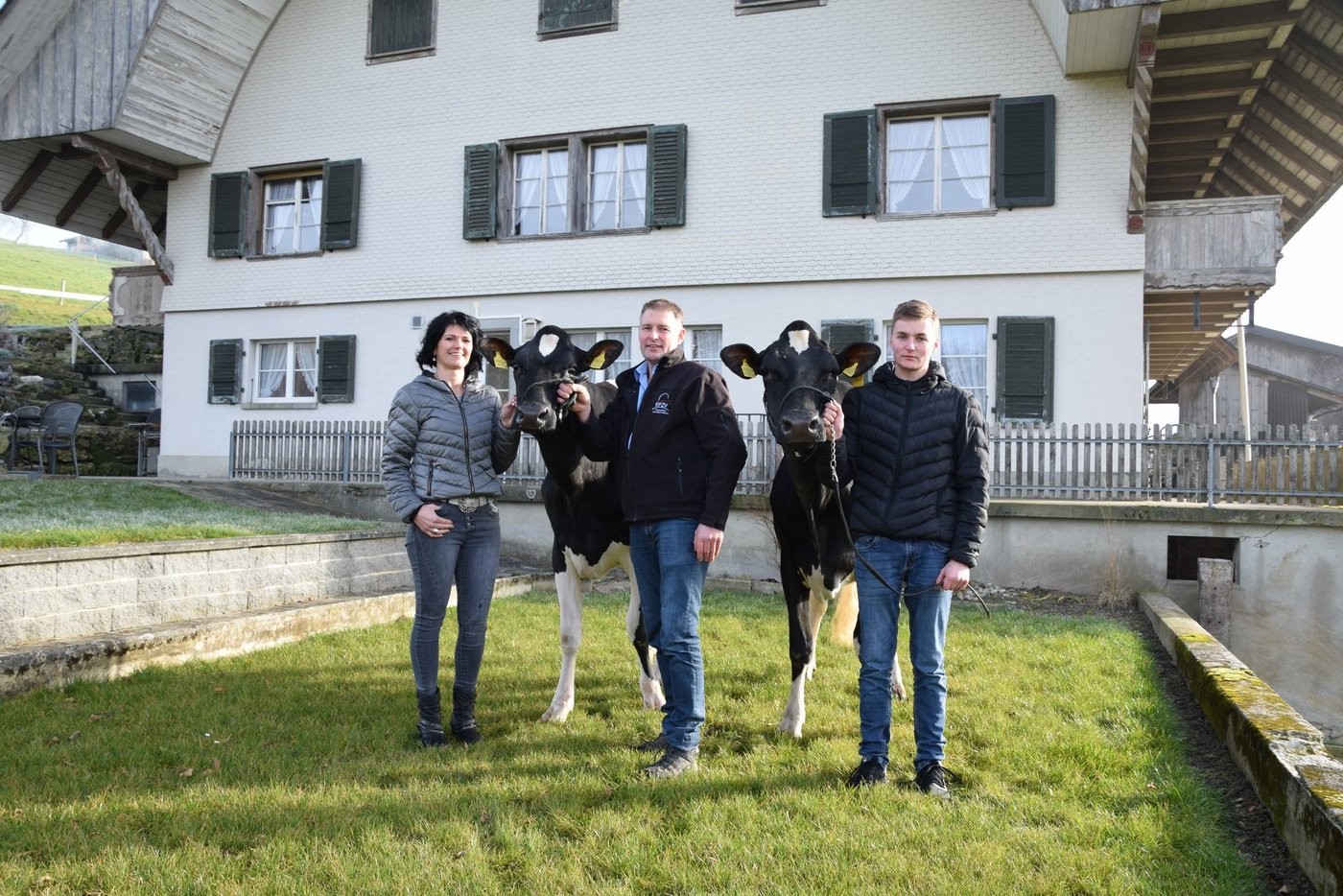 Ruedi Sommer mit seinem Sohn Fabian und der Lebenspartnerin Renate Lüthi. (Bild Peter Fankhauser)