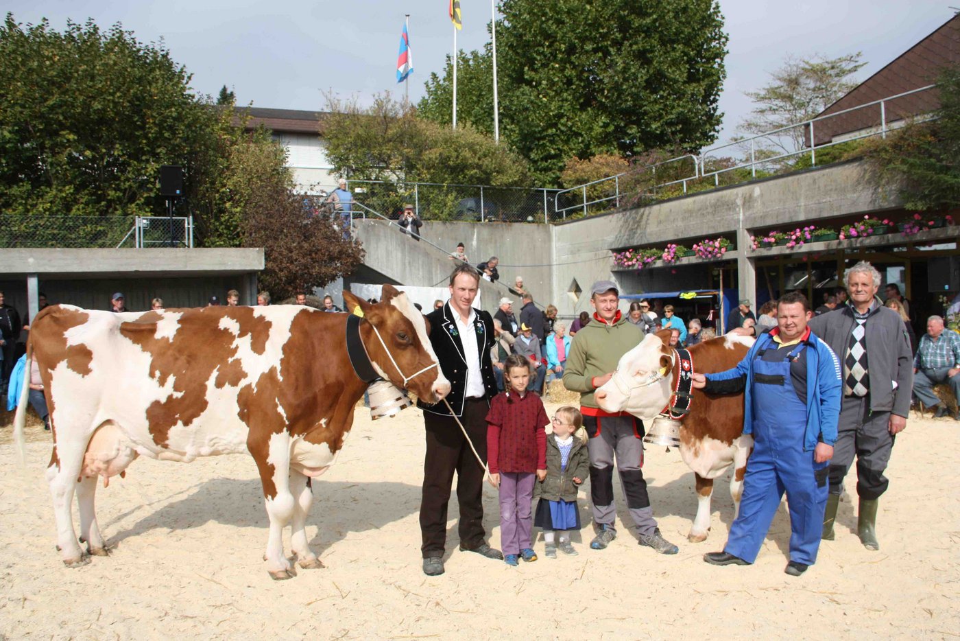 Miss Lebensleistung, Filomena (links), von Christian Burkhalter und die Gewinnerin der Eiweissglocke, Tabea, von Georg Stämpfli. 