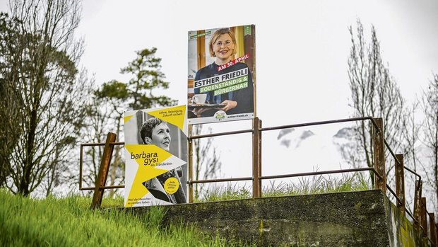 Weil die Ablenkungsg Weil die Ablenkungsgefahr am Strassenrand gross ist, dürfen Wahlplakate nicht überall aufgestellt werden.