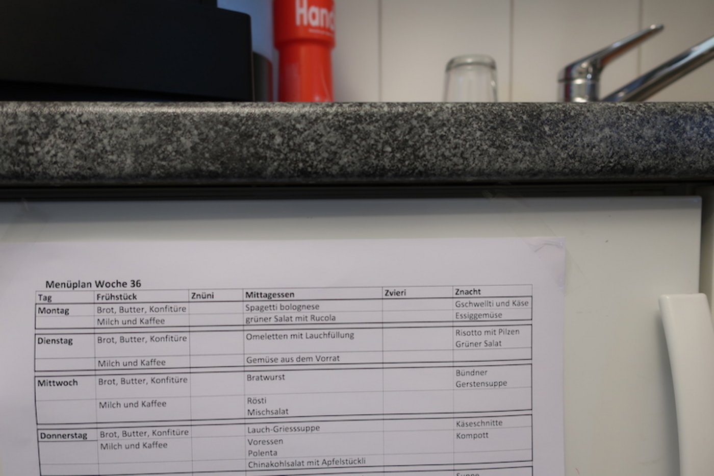 Den Menüplan gut sichtbar für die ganze Familie aufhängen: Am besten plant man zusammen, so wird die Vorfreude aufs Essen noch grösser und Wünsche können erfüllt werden. (Bild Esther Thalmann)
