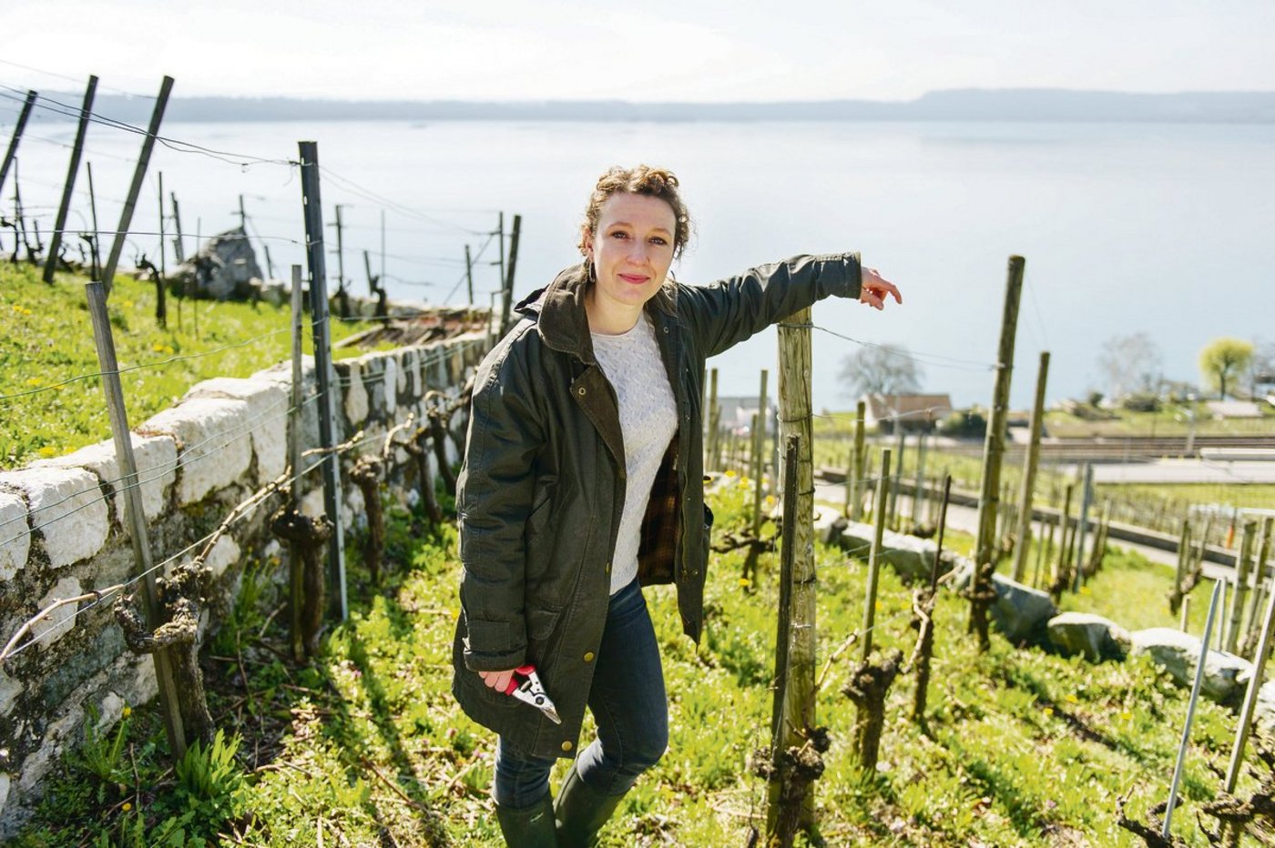 Anne-Claire Schott, hier in den Reben am Bielersee ob Twann, gibt nicht kampflos auf. Dem am vergangenen Samstag neu gegründeten Widerstandskomitee «N5 Bielersee – so nicht!» ist sie beigetreten. (Bild Florian Bachmann)