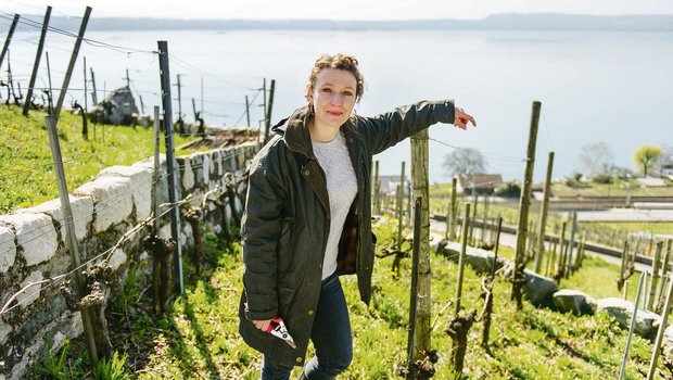 Anne-Claire Schott, hier in den Reben am Bielersee ob Twann, gibt nicht kampflos auf. Dem am vergangenen Samstag neu gegründeten Widerstandskomitee «N5 Bielersee – so nicht!» ist sie beigetreten. (Bild Florian Bachmann)