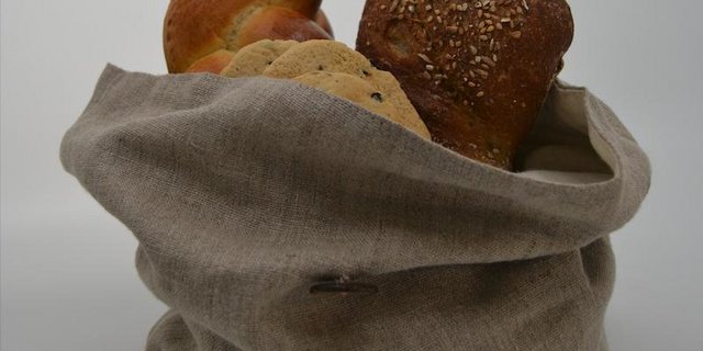 Natürliche Materialien wie Leinen und Baumwolle für einen Brotsack. (Bilder Esther Thalmann)