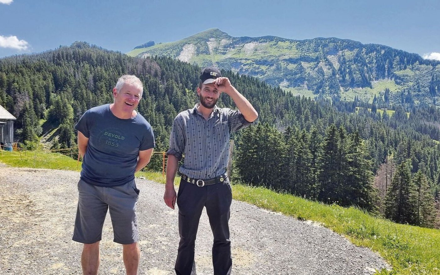 Natürlich war auch der Ortsgemeindepräsident von Amden,  Beni Gmür, dabei. Er strahlte zusammen mit dem Pächter der Alp Altschen, René Schilter, mit dem Sonnenschein um die Wette. 