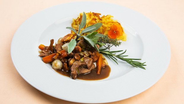 Landfrauenküche 2019: Das Hauptgericht von Manuela Achermann Schweinsgeschnetzeltes Jäger Art mit Rösti. (Bild SRF/ Ueli Christoffel)
