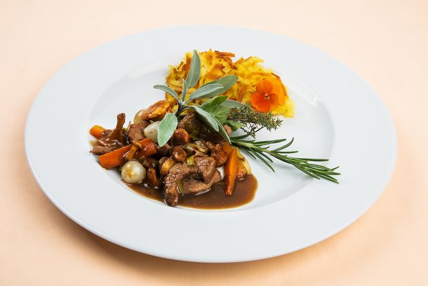 Landfrauenküche 2019: Das Hauptgericht von Manuela Achermann Schweinsgeschnetzeltes Jäger Art mit Rösti. (Bild SRF/ Ueli Christoffel)