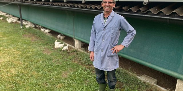 Schon seit Jahren hält Walter Stucki Mastpoulets und ist IP-Suisse-Produzent. Mit der Umstellung der Migros hat er eine alte Weide vor der Poulethalle wieder reaktiviert. 
