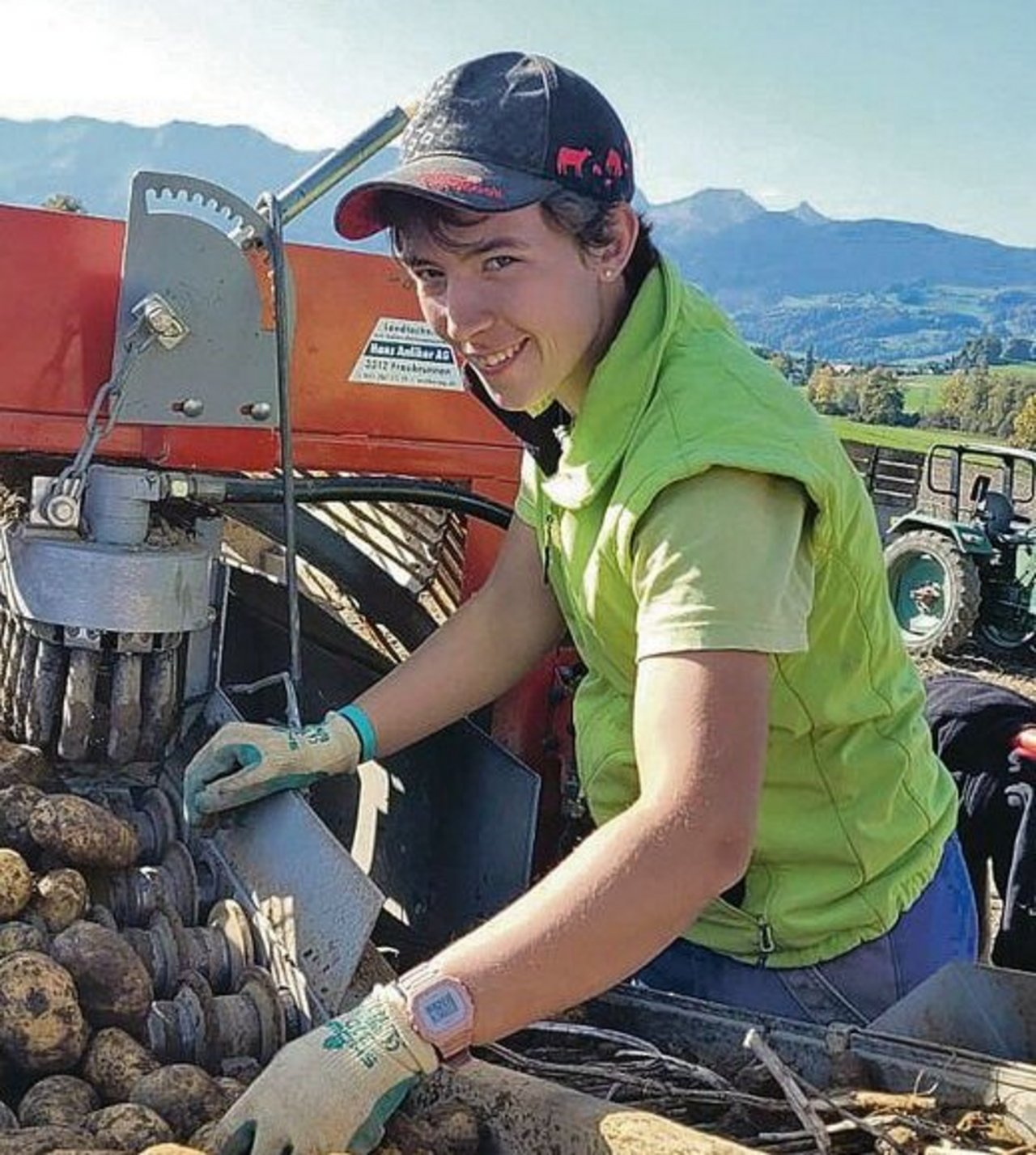 Barbara Schenk hilft bei der Kartoffelernte. «Es ist eine strenge Zeit, aber weil wir es gut haben, ‹fägts›».