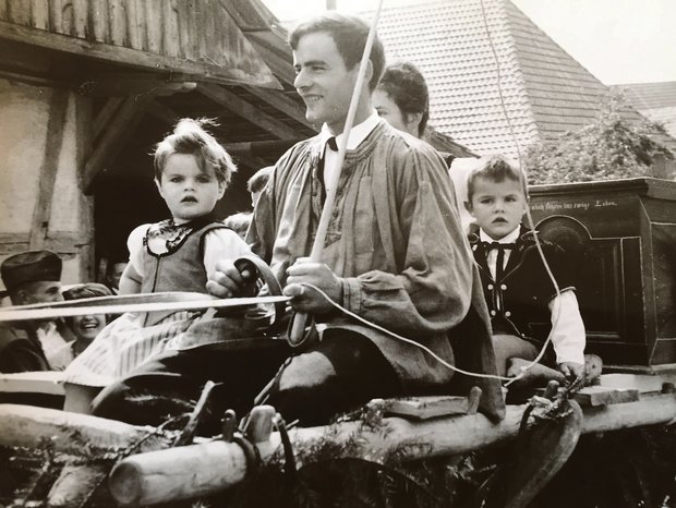 Meine Eltern Greti und Hans Fankhauser 1967 am Umzug in Frieswil. Ich sass als Einjähriger auf dem Schoss meiner Mutter. Meine Geschwister Maria, Andreas und Ueli sieht man nicht. (Bild zVg)