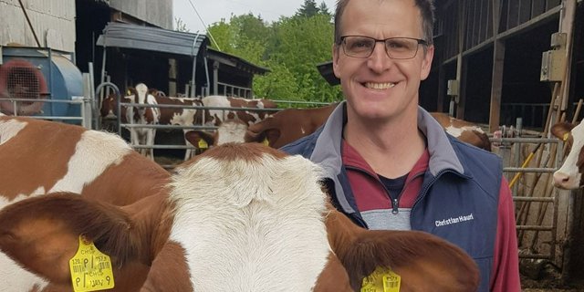 Christian Hauri, Leiter des OK-Teams und SHB-Züchter aus Seon, verkauft an der Auktion auch selber Tiere. (Bild Claudia Hauri)