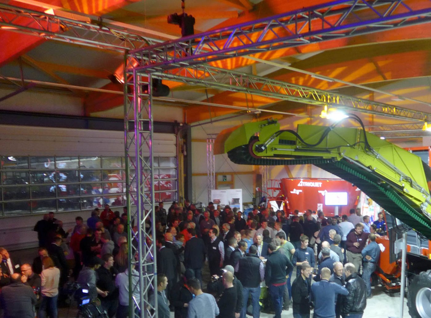 Schon am frühen Freitagabend drängten sich die Gäste des Lohnunternehmerabends rund um die Neuheiten. (Bild akr)