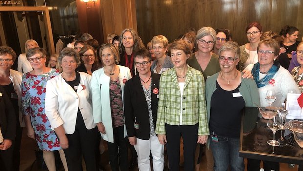 Beliebt am SBLV-Netzwerkanlass im Bundeshaus waren Gruppenbilder oder Selfies mit Bundesrätinnen. (Bilder et)