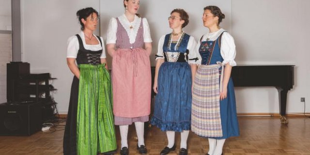 Von links: Die Jodel-Studentinnen Maritta Lichtensteiger, Andrea Küttel und Simone Karmann jodeln gemeinsam mit ihrer Studienleiterin Nadja Räss (Dritte von links.) (Bild Miriam Kolmann)