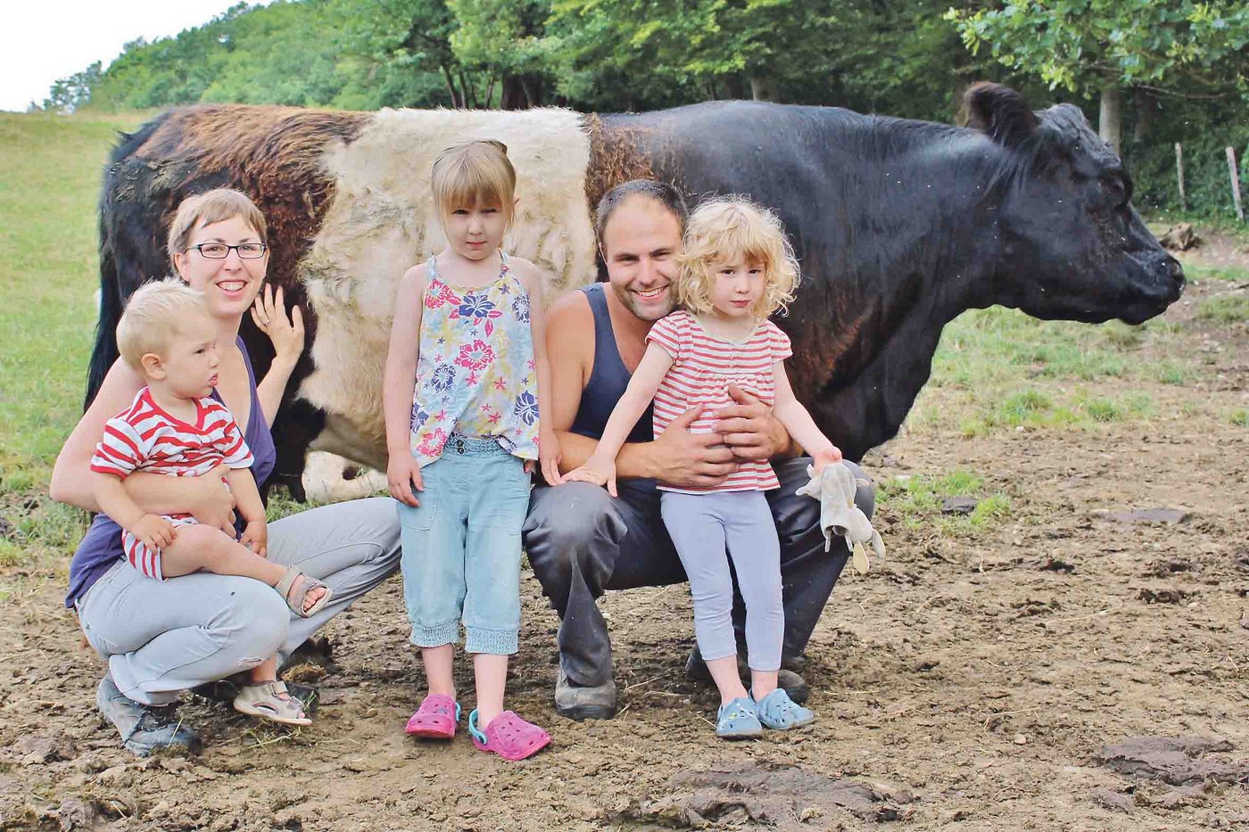 Champion-Kuh Anina und ihre grössten Fans (v. l. n. r.): Barbara Hermann-Scheck mit Tim und Fiona, Marco Hermann mit Amelie. (Bild sbw)