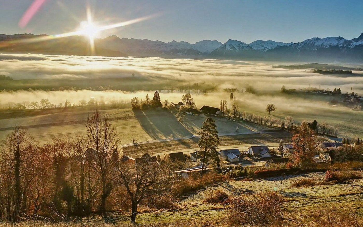 Aktuell erhält das Mittelland wenig Sonne. Nur wer es über das Nebelmeer hinaus schafft, sieht sie scheinen.